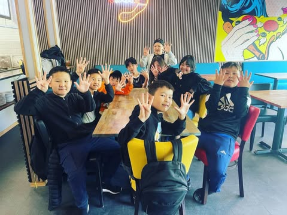 Glada barn på Pizza9